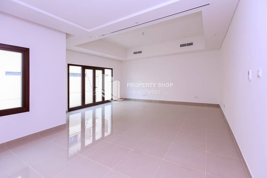 2 3-bedroom-pentaplex-townhouse-abu-dhabi-bloom-gardens-living-area. JPG