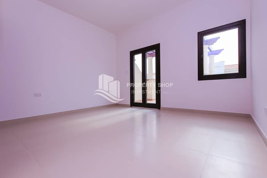 4 3-bedroom-pentaplex-townhouse-abu-dhabi-bloom-gardens-bedroom-2. JPG