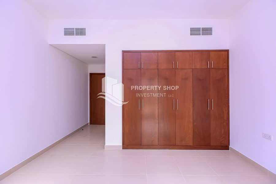 7 3-bedroom-pentaplex-townhouse-abu-dhabi-bloom-gardens-closet-2. JPG