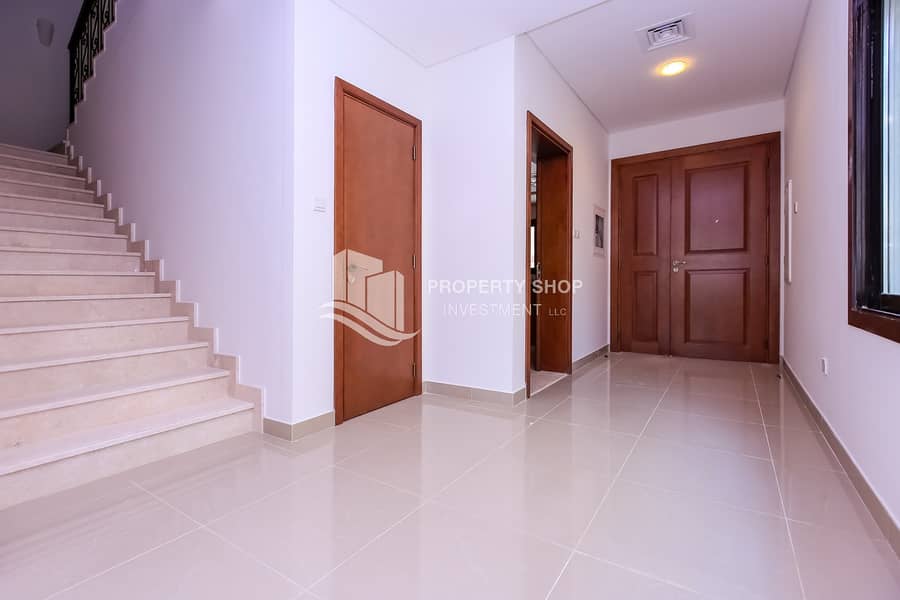 9 3-bedroom-pentaplex-townhouse-abu-dhabi-bloom-gardens-foyer. JPG
