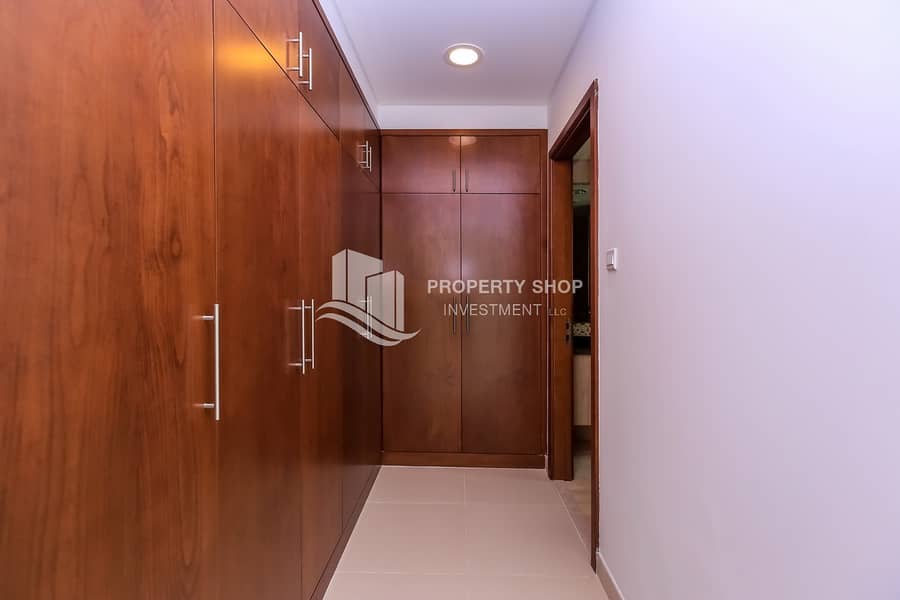 11 3-bedroom-pentaplex-townhouse-abu-dhabi-bloom-gardens-walk-in-closet. JPG