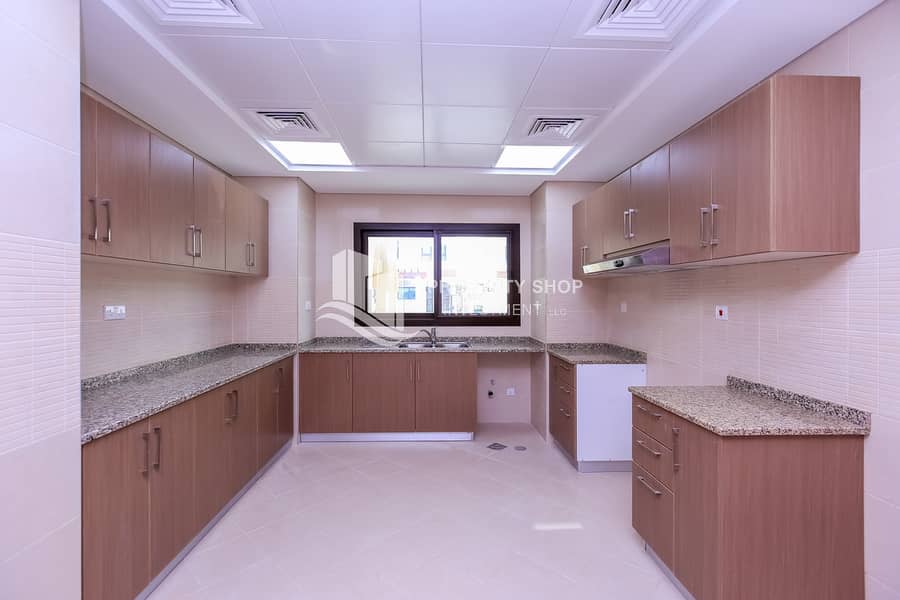 12 3-bedroom-pentaplex-townhouse-abu-dhabi-bloom-gardens-kitchen-1. JPG