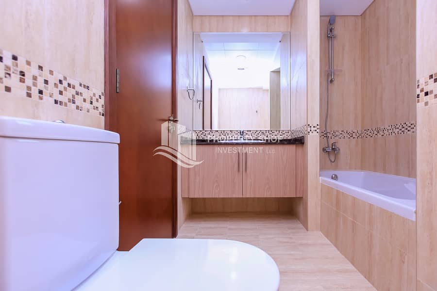 16 3-bedroom-pentaplex-townhouse-abu-dhabi-bloom-gardens-master-bathroom. JPG