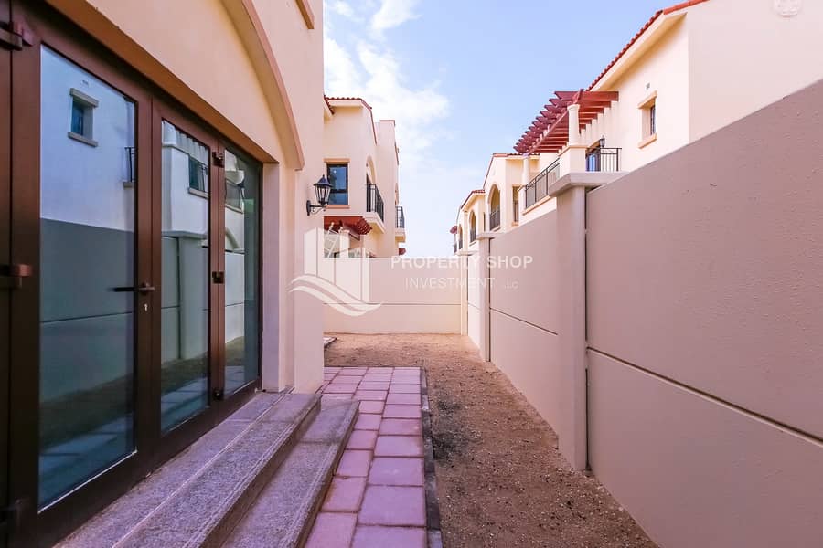 21 3-bedroom-pentaplex-townhouse-abu-dhabi-bloom-gardens-backyard. JPG
