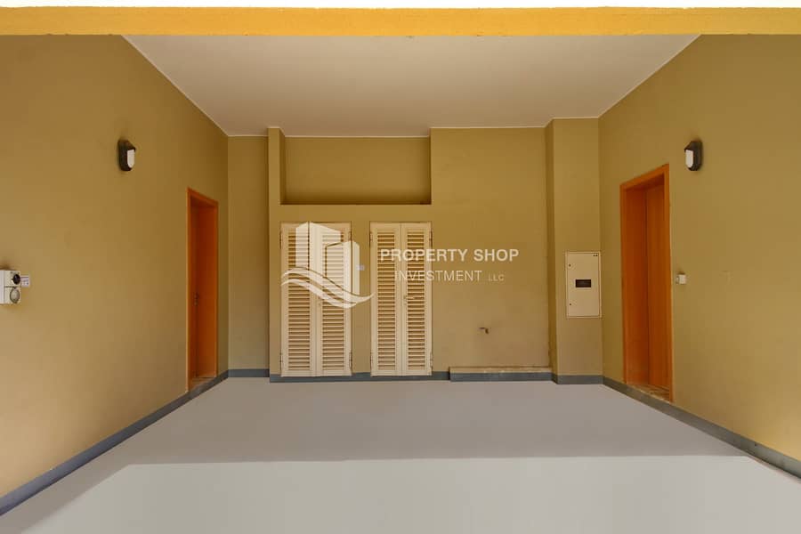 19 3-bedroom-villa-abu-dhabi-al-dar-al-raha-gardens-garage. JPG