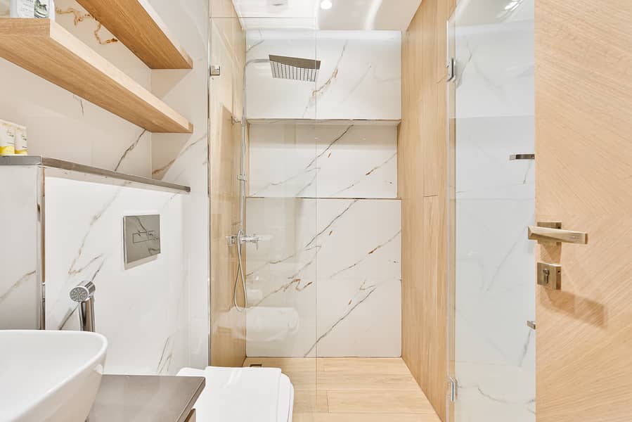 15 Bathroom photo 2. jpg