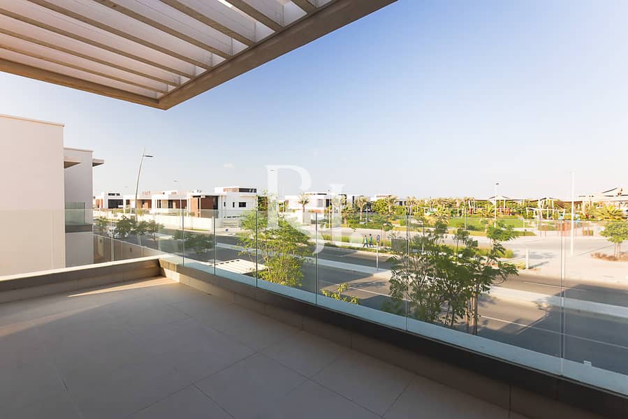 8 west-yas-yas-island-abudhabi-balcony. JPG