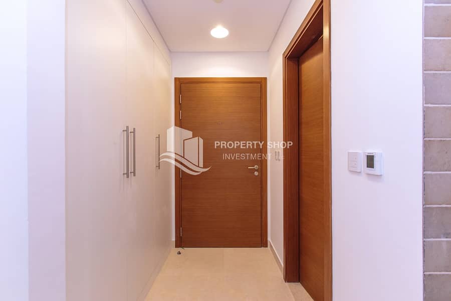 5 studio-apartment-abu-dhabi-yas-island-ansam-tower-3-foyer. JPG