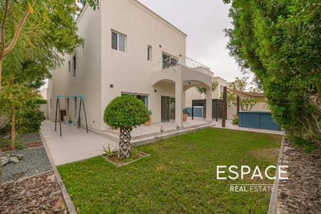 4 Bedroom Villa for Rent in The Meadows, Dubai - Fully Remodelled | High Spec | 4 Beds