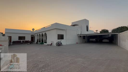 6 Bedroom Villa for Sale in Al Sabkha, Sharjah - صورة واتساب بتاريخ 2025-03-04 في 04.48. 21_cca1dec0. jpg