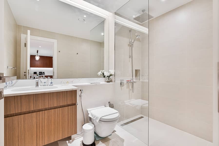 16 Bathroom. jpg