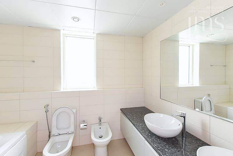 16 Bathroom. jpg