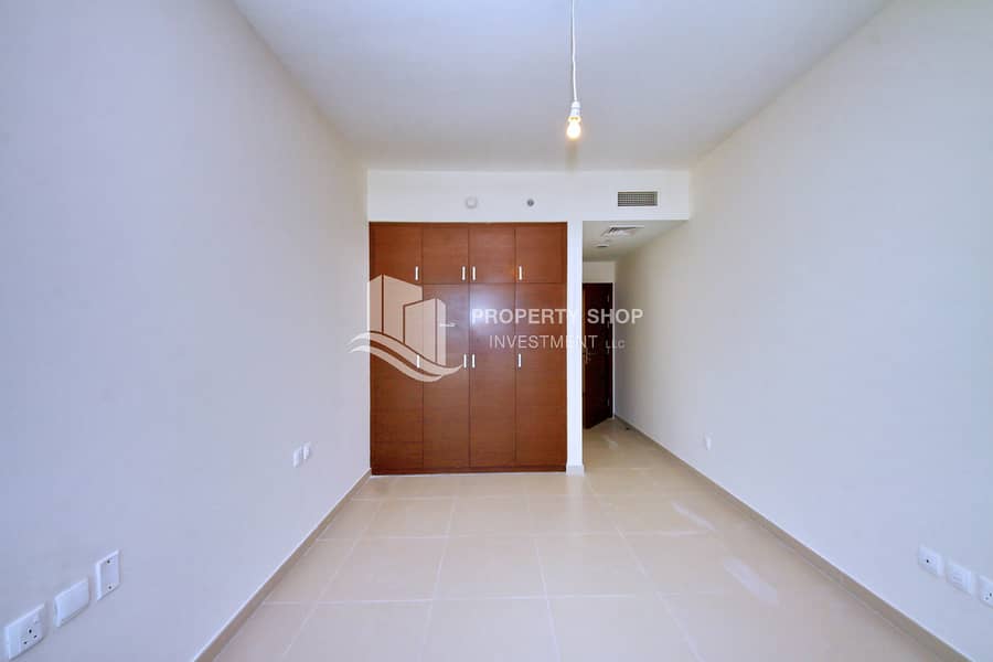 7 3-bedroom-apartment-al-reem-island-shams-abu-dhabi-gate-tower-closet-2. JPG