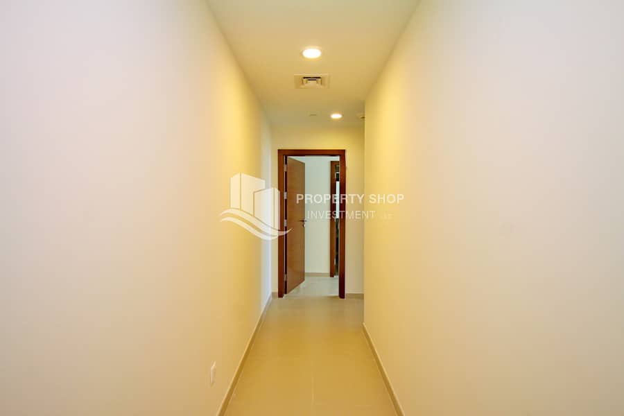 10 3-bedroom-apartment-al-reem-island-shams-abu-dhabi-gate-tower-corridor. JPG
