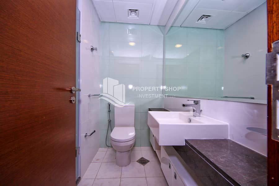 17 3-bedroom-apartment-al-reem-island-shams-abu-dhabi-gate-tower-bathroom. JPG