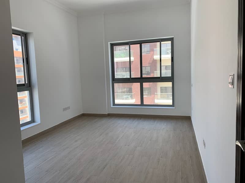 Brand New 1 BR, CLOSED KITCHEN, 6 CHEQUES