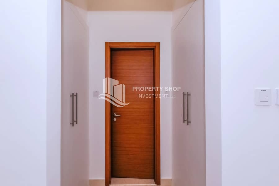 7 1-bedroom-apartment-abu-dhabi-yas-island-ansam-tower-3-closet. JPG
