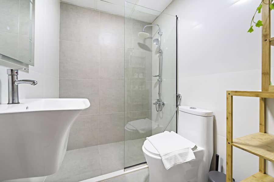 10 Bathroom. jpg