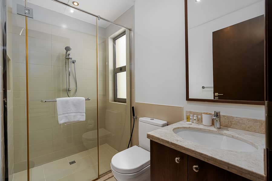 12 Bathroom. JPG