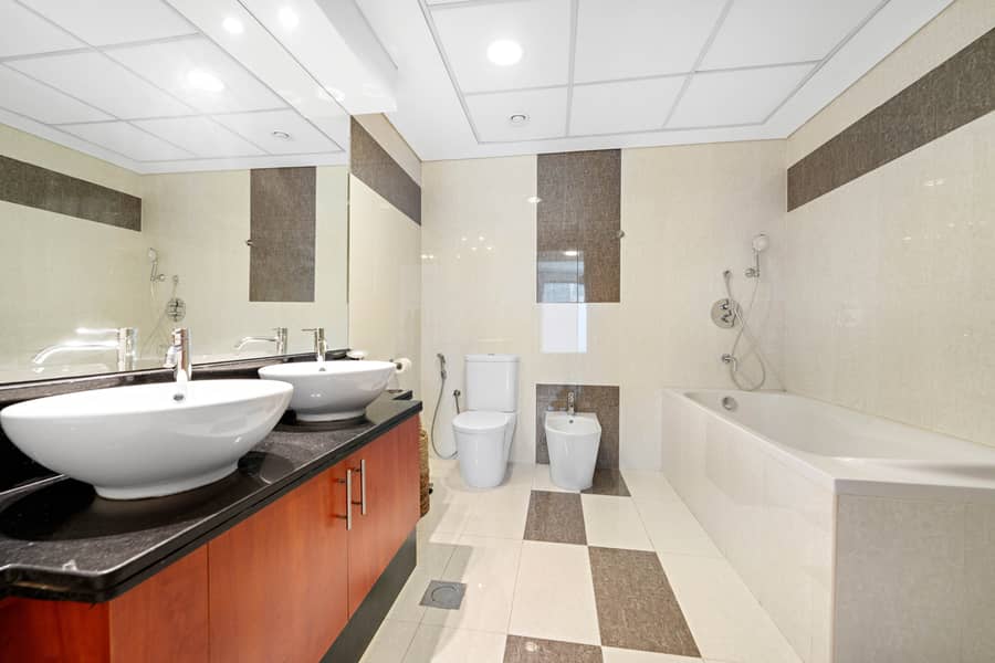 9 Full Bathroom. jpeg