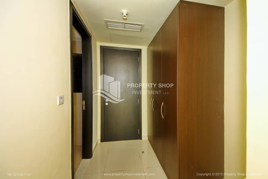10 3-bedroom-apartment-abu-dhabi-al-reem-island-marina-square-tala-tower-walk-in-cabinet. JPG