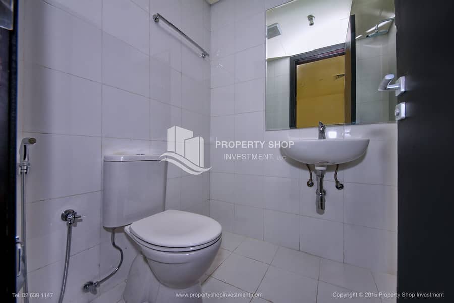 13 3-bedroom-apartment-abu-dhabi-al-reem-island-marina-square-tala-tower-maids-bathroom. JPG