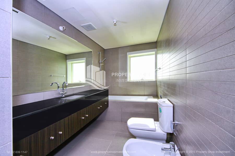 14 3-bedroom-apartment-abu-dhabi-al-reem-island-marina-square-tala-tower-master-bathroom. JPG