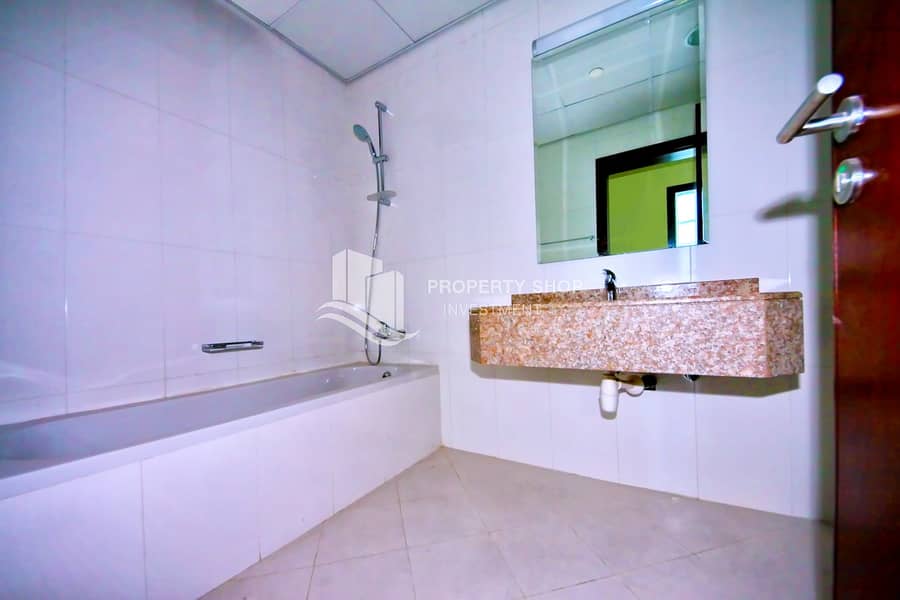 10 2-br-apartment-al-reem-island-city-of-lights-hydra-avenue-master-bathroom. JPG