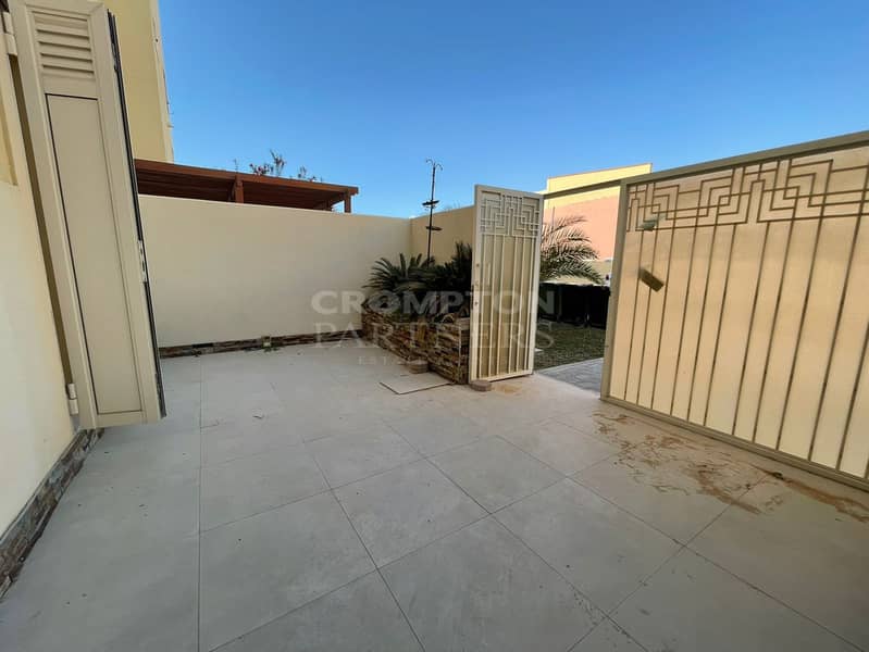 Dazzling | 3-Floors | Vacant | Spacious Dazzling | 3-Floors | Vacant | Spacious