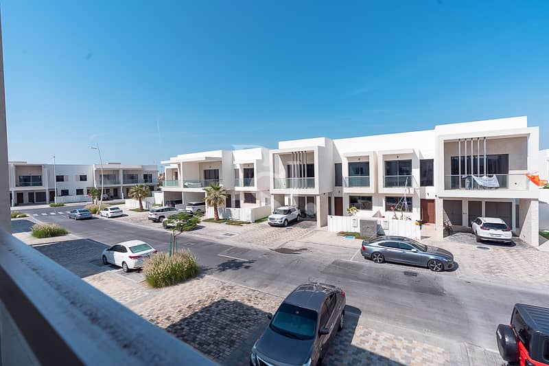 10 yas-acres-yas-island-abu-dhabi-balcony-view (3). JPG