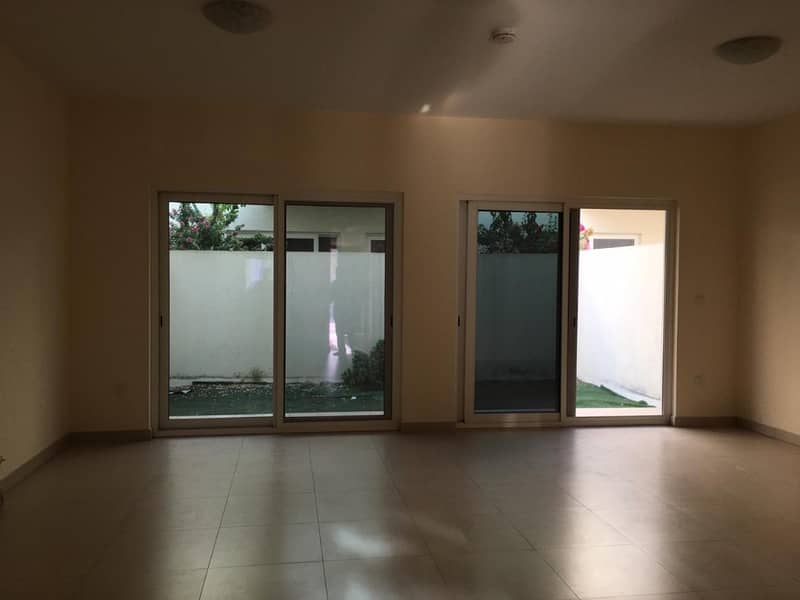 Spacious 3 Bedroom Maidroom Town House In Warsan Village