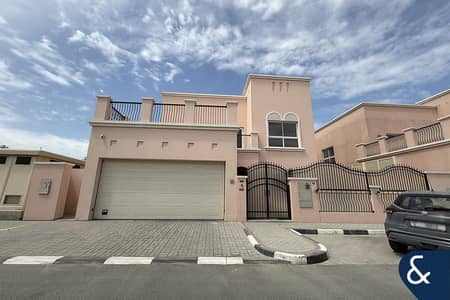 Upgraded | Semi Fitted | 5Bed Corner villa