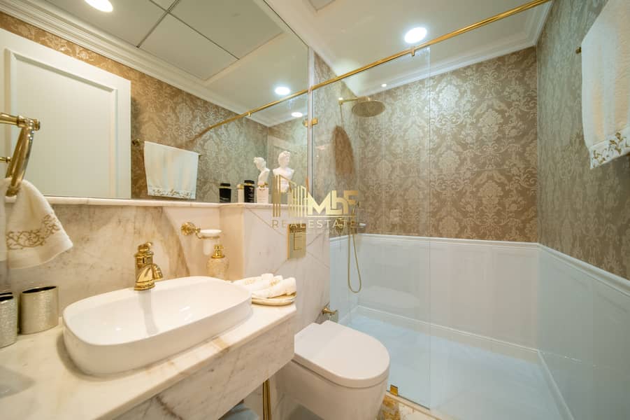 9 Bathroom - 1. jpg