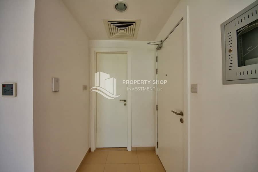 6 studio-abu-dhabi-al-ghadeer-terrace-apartment-foyer. JPG