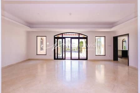 Luxurious 6BR Villa with Pool + Sea View Luxurious 6BR Villa with Pool + Sea View