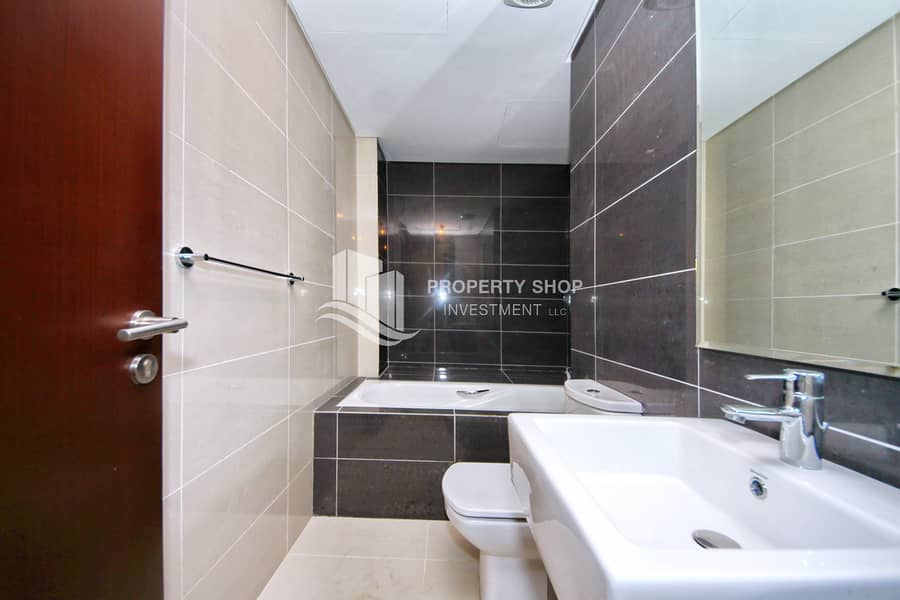 10 1-bedroom-abu-dhabi-apartment-al-reem-island-marina-square-al-maha-tower-bathroom. JPG