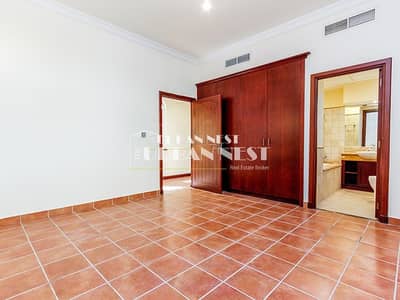 Sophisticated villa with a huge garden Sophisticated villa with a huge garden