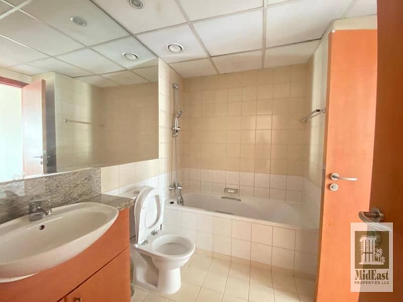 10 Bathroom. jpg