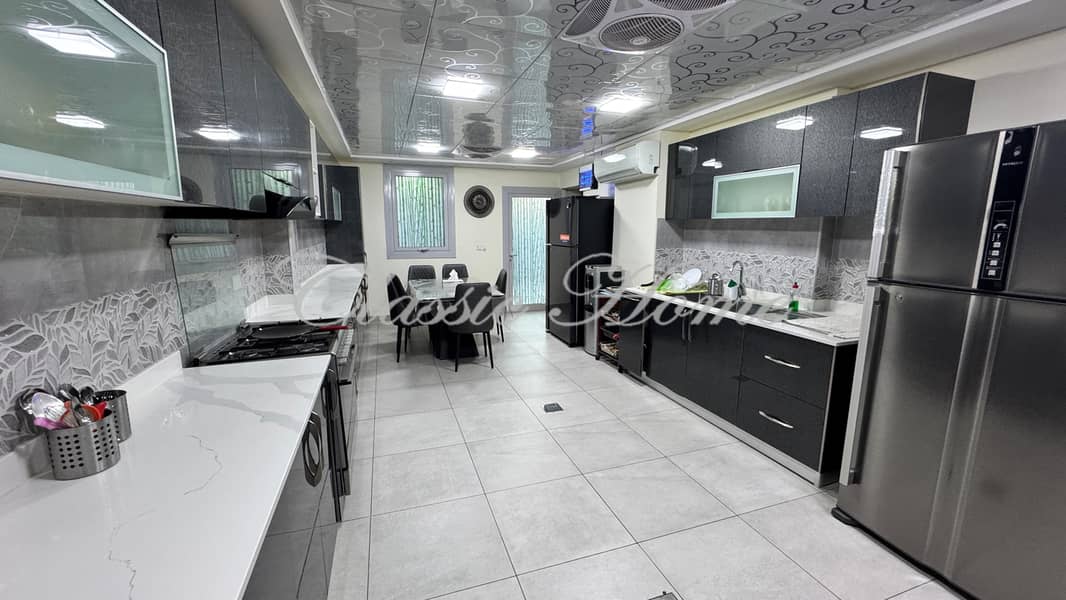 13 Kitchen. jpg