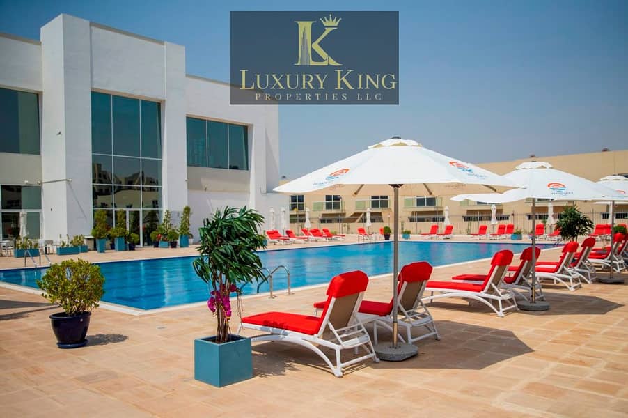 25 Warsan-Club-pool-Copy-1140x758. jpg