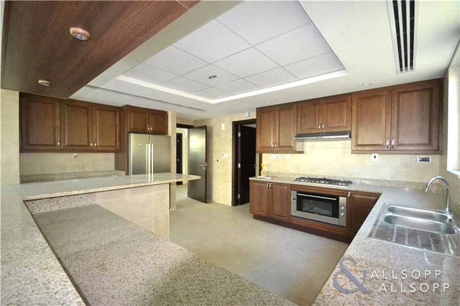 6 Four Bed | Private Pool | Quiet District