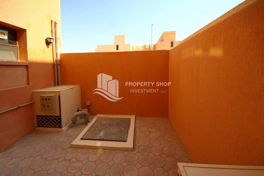 9 2-bedroom-villa-abu-dhabi-hydra-village-backyard. JPG