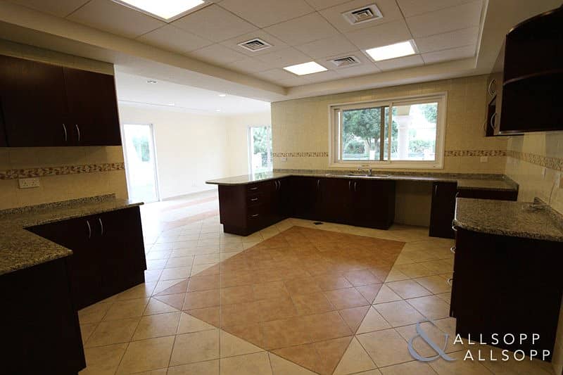 7 Immaculate | 5 Bed Family Villa | Move Now