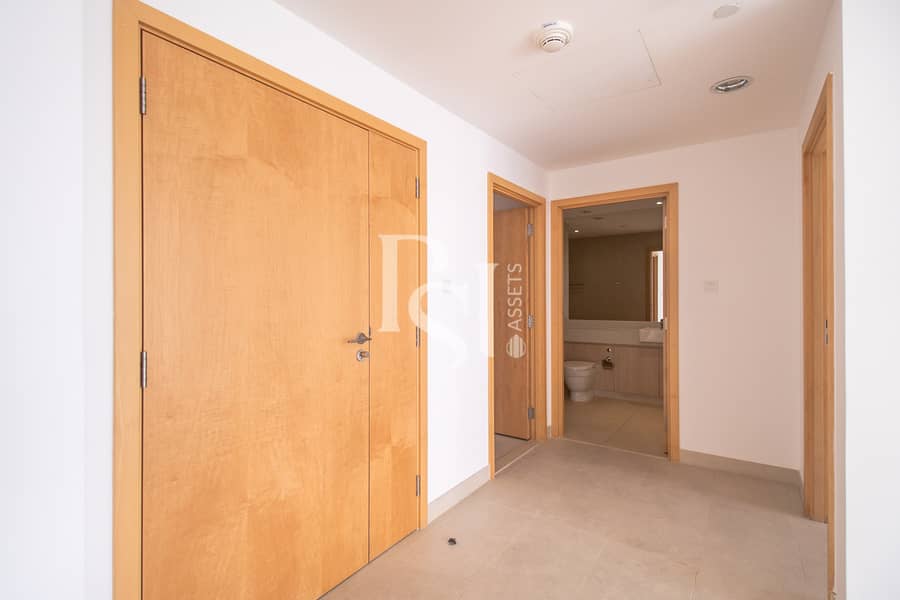 6 al-zeina-al-raha-beach-abu-dhabi-closet. JPG
