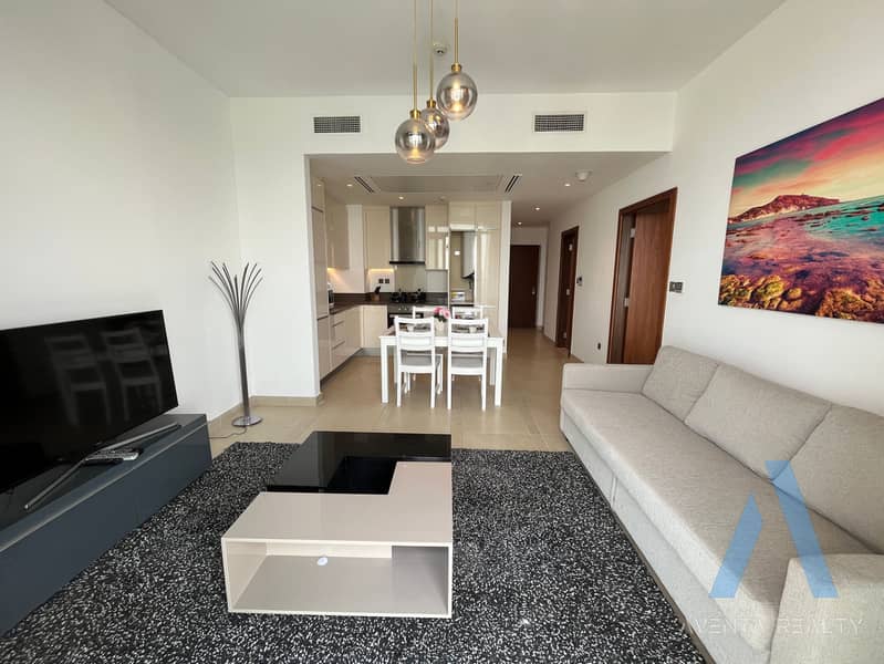 4 Living Area. JPG