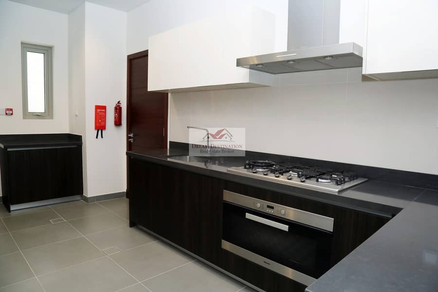 7 Luxury - 5 Bedroom Contemporary Villa for Urgent Sale
