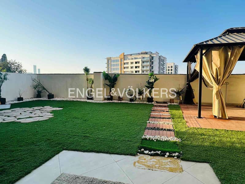 Large Landscaped Balcony > Modern > Relaxed Large Landscaped Balcony > Modern > Relaxed