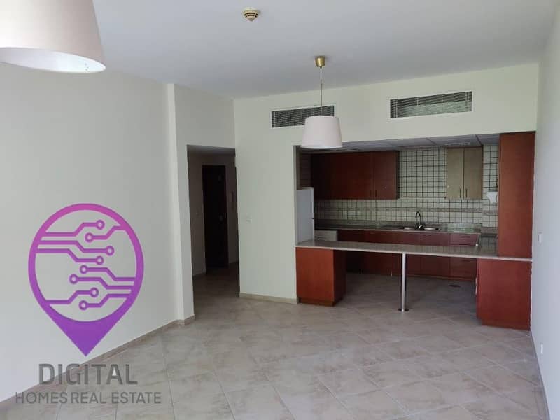 4 facing kitchen. jpg