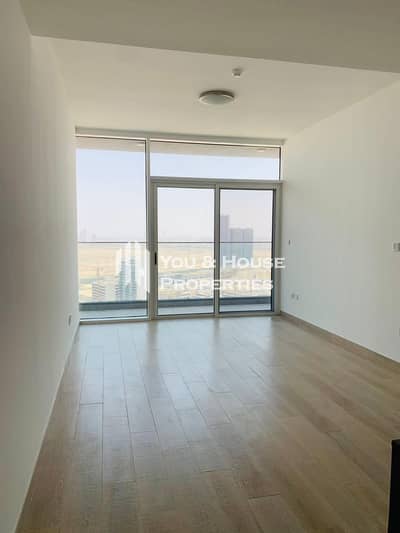 I Modern & Bright Apartment I With Top Floor I Desirable Location I