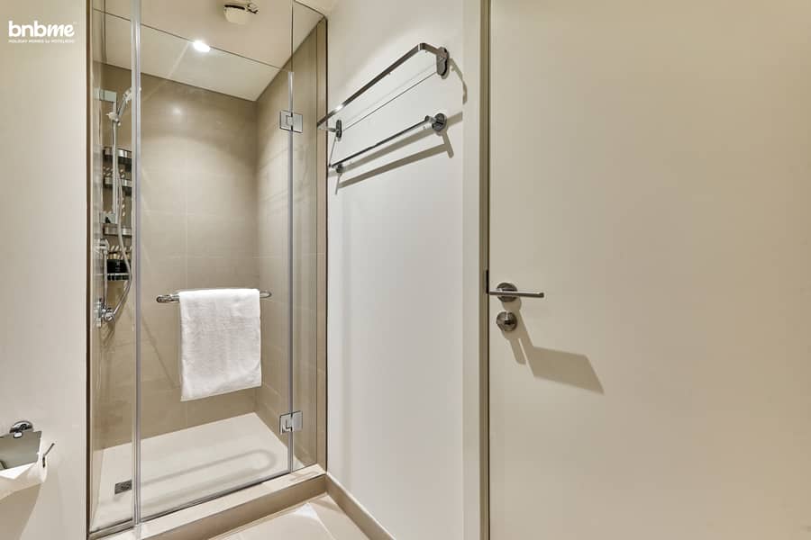 7 Common Bathroom for 2 Beds 2. jpg